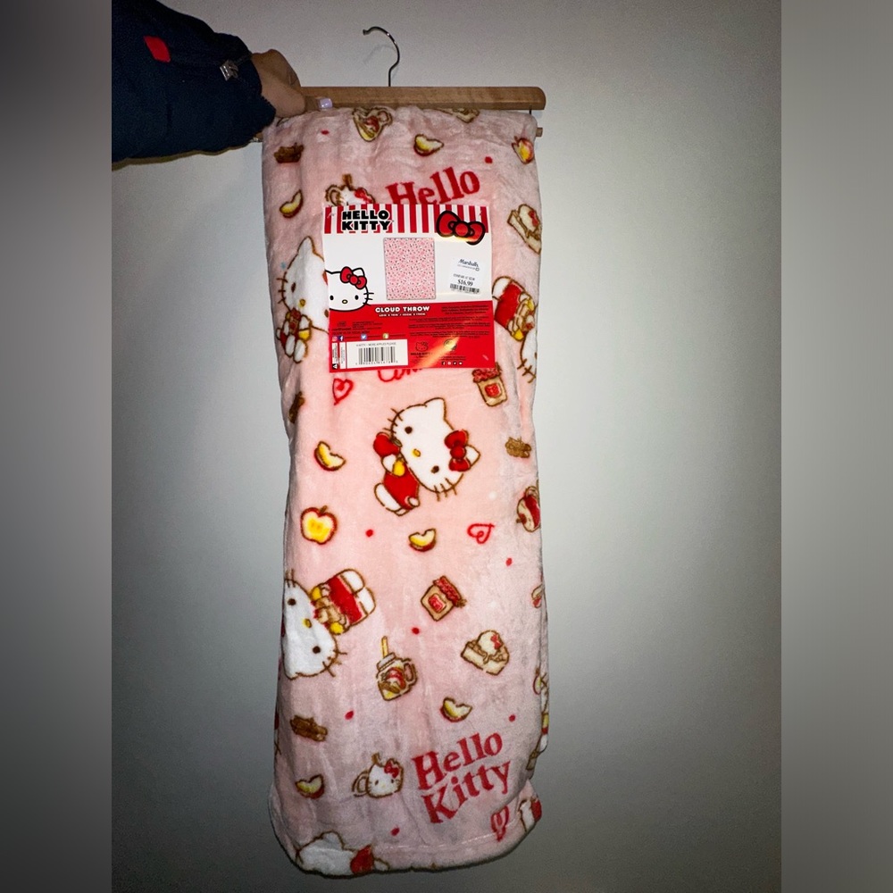 *NEW* HELLO KITTY BLANKET W APPLES